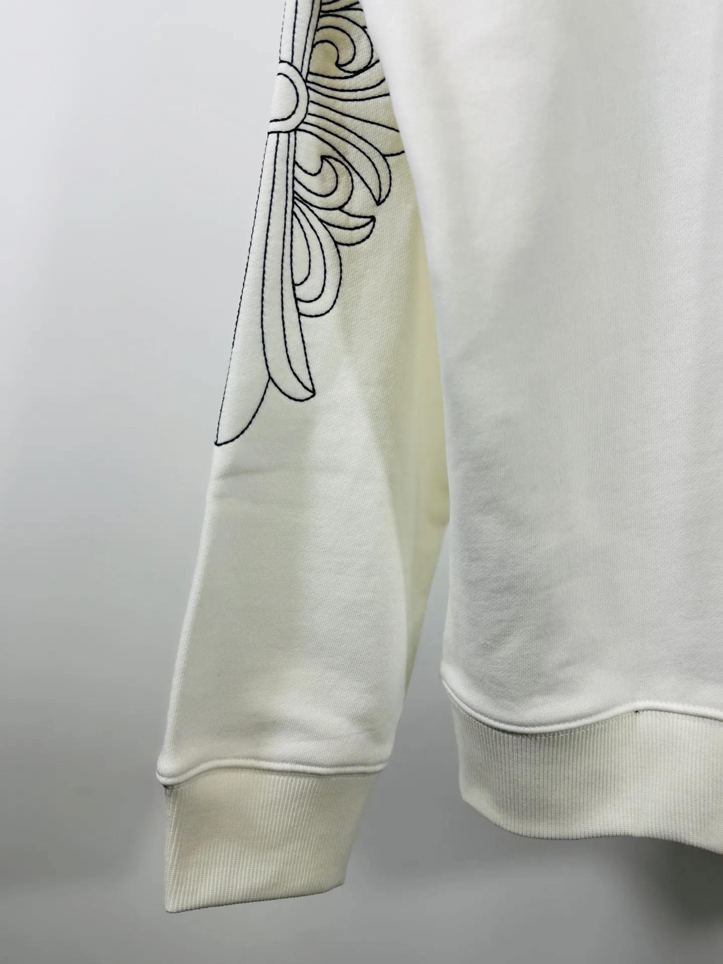 P290 top version, real shot without P, ​​different from market currency) 𝗖𝗵𝗿𝗼𝗺𝗲 𝗛𝗲𝗮𝗿𝘁𝘀/Cro Heart 2025 washed patch embroidery autumn and winter new original single counter American laser burnt 3D embroidery couple stand collar zipper casual sweatshirt 👑The highest version! Customized fabric 430g tripe terry fabric! American acid-washed and distressed original fabric laser burnt ✟appliqué embroidery and exquisite embroidery of letters! The best-selling model in the counter, very comfortable to wear. Accessories: original molded and authenticated collar label➕100% silk wash label. Genuine purchase-grade original hangtag➕matching hanging rope➕3D hanging beads➕original packaging bag. Craftsmanship: The original version has consistent wiring! The highest version of the armhole matching technique! Color: White Black Size: S M L XL Style Number: 25-379